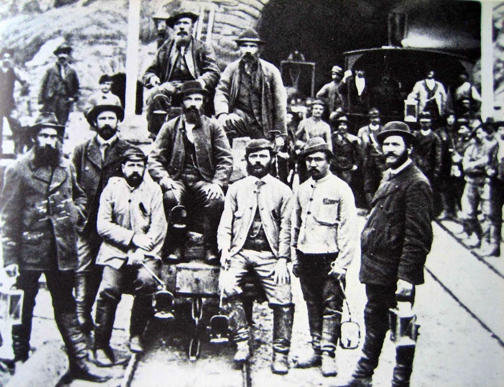 Bauarbeiter um 1880 vor dem Südportal in Airolo: Erst auf Drängen der italienischen Regierung hatte die Schweiz die Konditionen untersucht, unter denen vor allem Gastarbeiter litten.