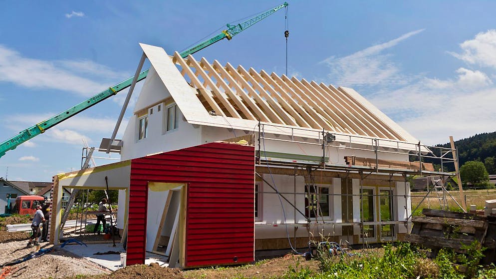 Für die Finanzierung des Hausbaus setzen Hypothekarschuldner wegen Zinsängsten vermehrt auf Grundpfandkredite mit längerer Laufzeit. (Archivbild)