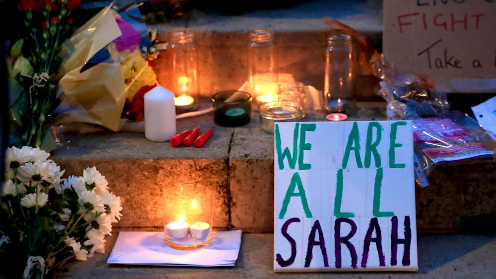 Kerzen und die Botschaft «We are all Sarah» wurden bei einer Mahnwache für die getötete Sarah Everard aufgestellt. (Archivbild)