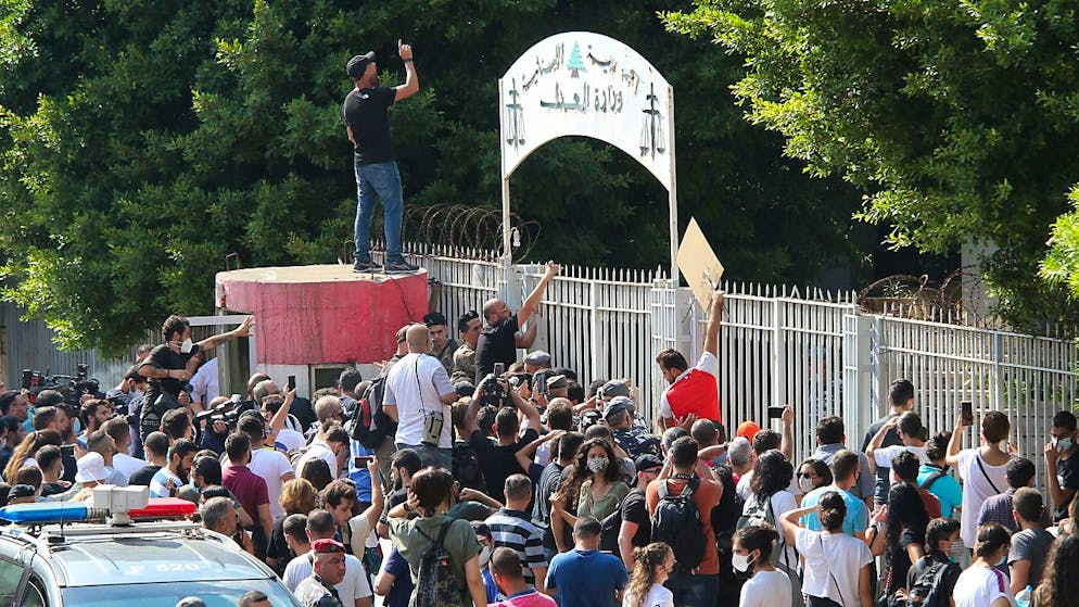 Mercredi, quelques manifestants ont pénétré dans le palais de justice et y ont accroché une pancarte arborant les photos des victimes, avec la mention "Vous ne nous tuerez pas deux fois".
