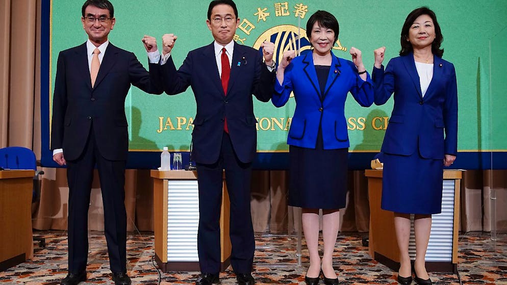 ARCHIV - Taro Kono (l-r), Fumio Kishida, Sanae Takaichi und Seiko Noda treten als Nachfolger für Partei- und Regierungschef Suga an. Die in Japan seit 66 Jahren fast ununterbrochen regierenden Liberaldemokraten der LDP haben am Mittwoch mit der Wahl ihres Parteivorsitzenden begonnen. Foto: Pool/ZUMA Press Wire/dpa