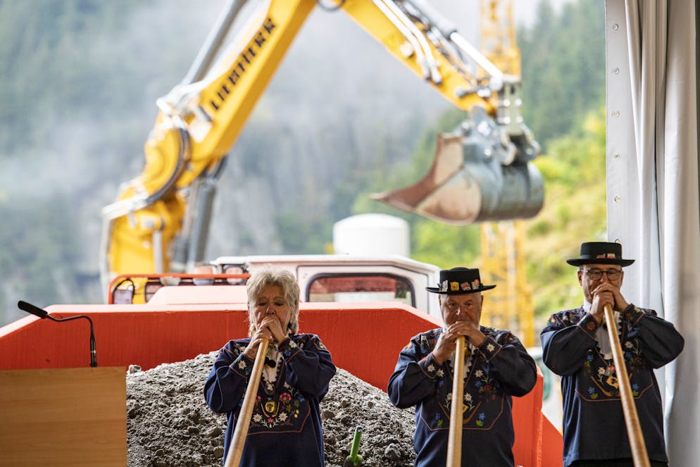 Alphornklänge begleiten den Baustart der zweiten Röhre des Gotthard Strassentunnel am Nordprtal in Göschenen.
