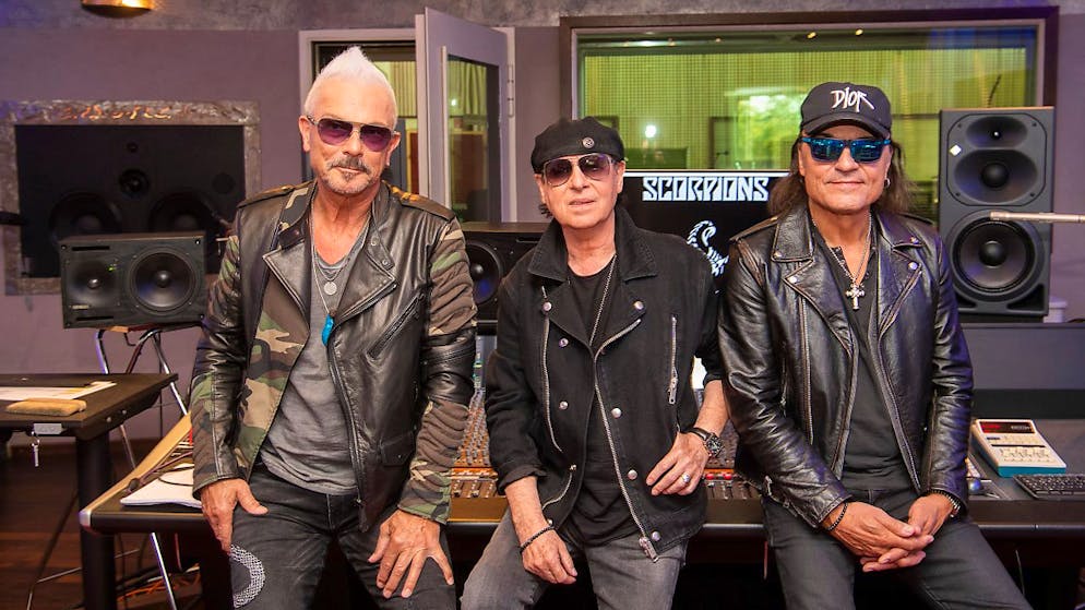 ARCHIV - Rudolf Schenker (l-r), Klaus Meine und Matthias Jabs von der Rockband Scorpions kündigen für das kommende Jahr ein neues Album und eine Welttournee mit Stationen in Deutschland an. Foto: Julian Stratenschulte/dpa