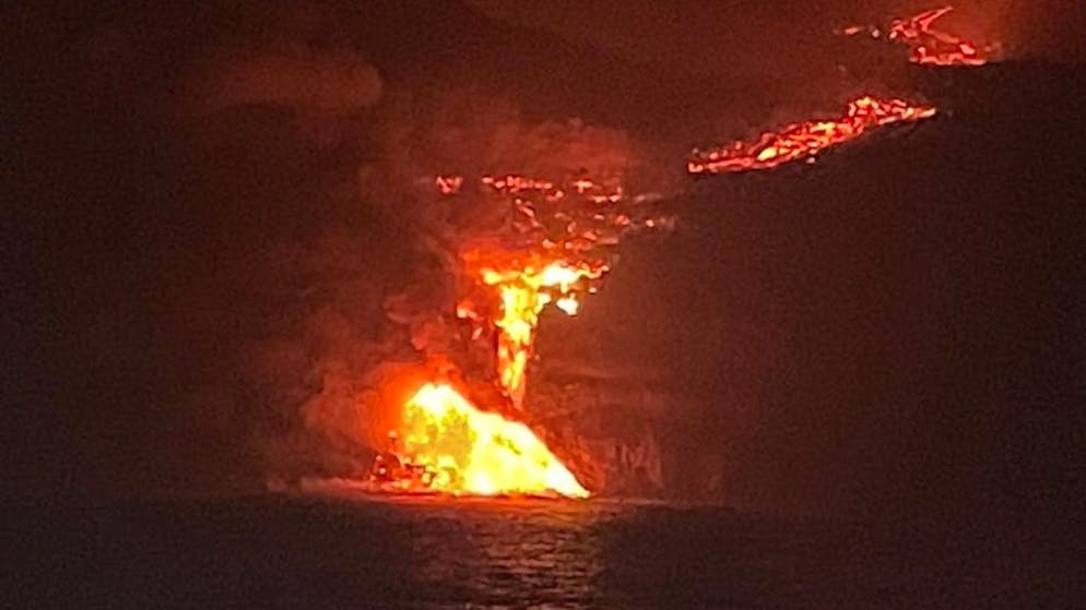La lava del vulcano Cumbre Vieja ha raggiunto l'oceano