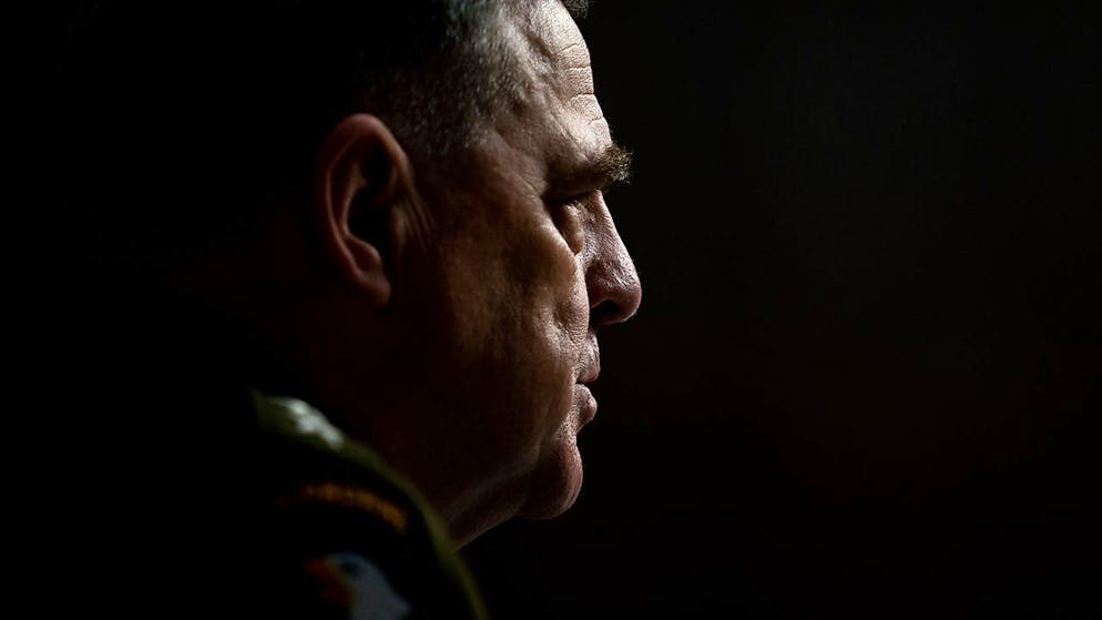 dpatopbilder - Mark Milley, Generalstabschef der USA, nimmt an einer Anhörung des Senatsausschusses für Streitkräfte über den Truppenabzug aus Afghanistan teil. Bei der Anhörung am Dienstag haben oberste US-Militärs Angaben von Präsident Joe Biden zum Truppenabzug aus Afghanistan widersprochen. Foto: Stefani Reynolds/Pool The New York Times/AP/dpa