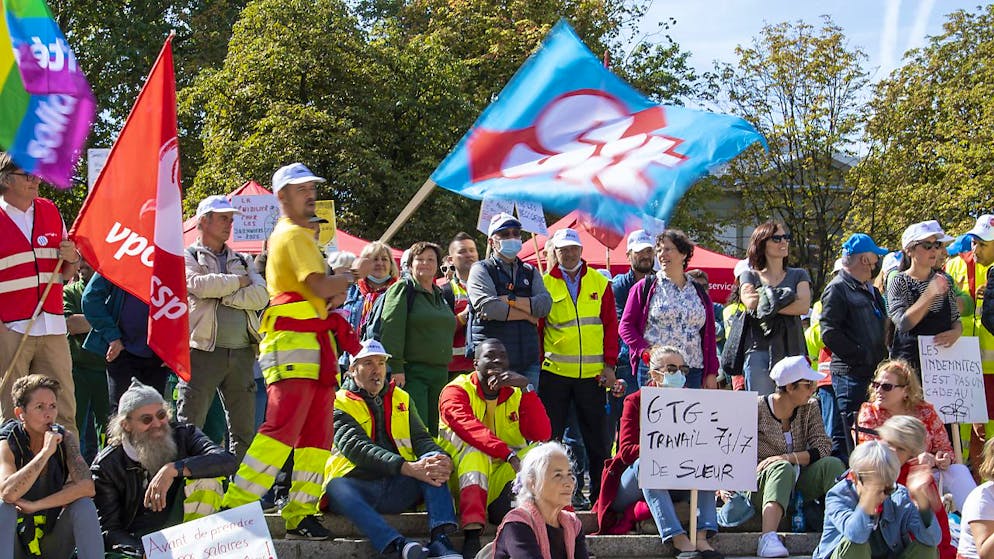 Angestellte der Stadt Genf und Gewerkschafter protestieren gegen Einsparungen auf dem "Buckel des Personals".