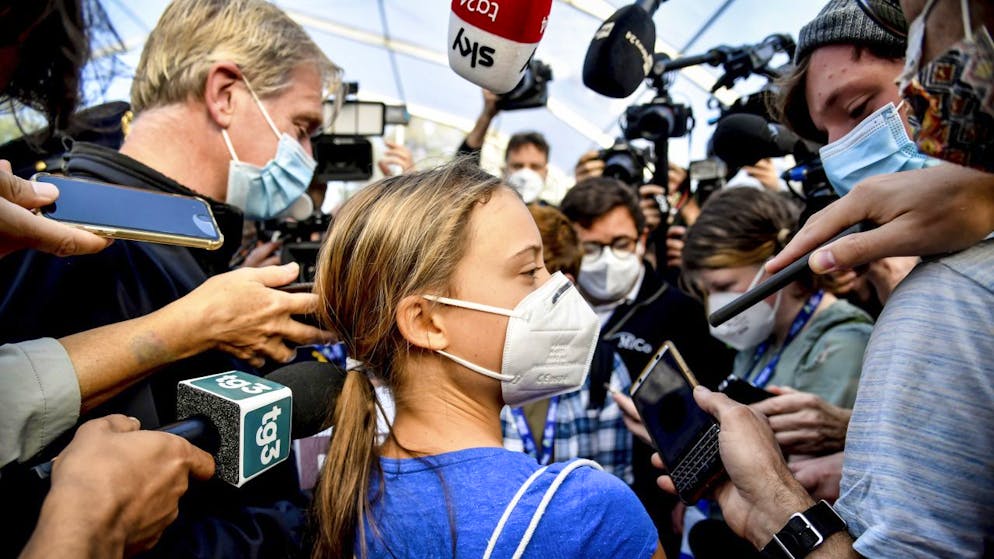 Greta Thunberg a Milano assediata dai giornalisti.