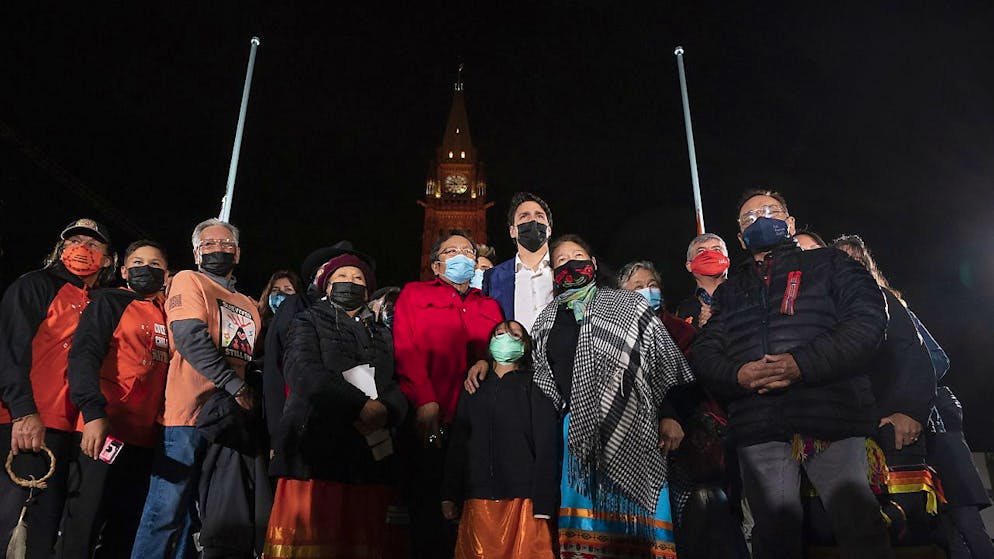 Justin Trudeau assieme ad alcuni sopravvissuti delle scuole residenziali cattoliche.