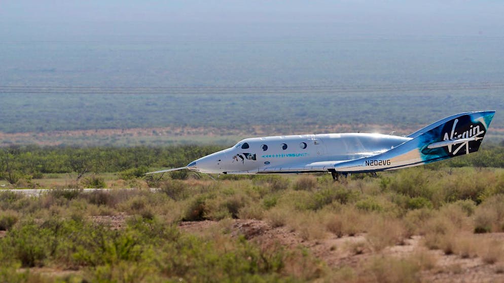 ARCHIV - Auf diesem Bild vom 11. Juli 2021 landet das Raketenflugzeug von Virgin Galactic auf dem Spaceport America. Das Raumschiff «SpaceShipTwo» von Richard Branson darf nach einer mehrwöchigen Untersuchung der US-Luftfahrtbehörde wieder abheben. Das teilte das Unternehmen in der Nacht zum Donnerstag mit. Foto: Andres Leighton/AP/dpa