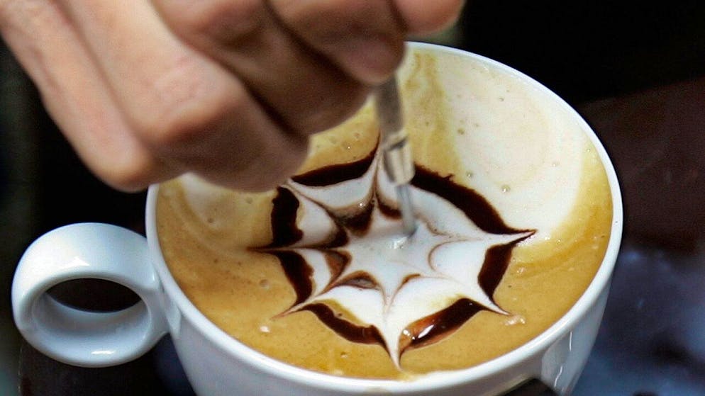 Milch, Kaffee und Schokolade: Alle drei Genussmittel standen schon im Fokus, wenn es darum ging, die Anzahl von Nobelpreisen eines Landes zu erklären. (Archivbild)