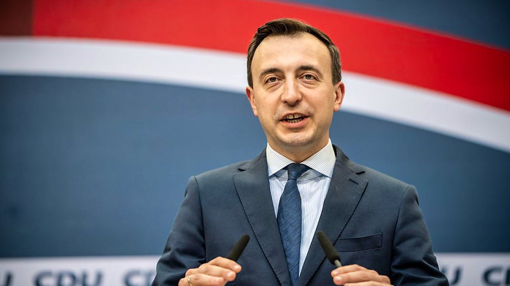 Paul Ziemiak, CDU-Generalsekretär, spricht bei einem Pressestatement zu den geplanten Sondierungsverhandlungen. Die Union will sich nach den Bundestagswahlen einzeln mit Grünen und FDP zu Sondierungen über eine mögliche Regierung beraten. Foto: Michael Kappeler/dpa