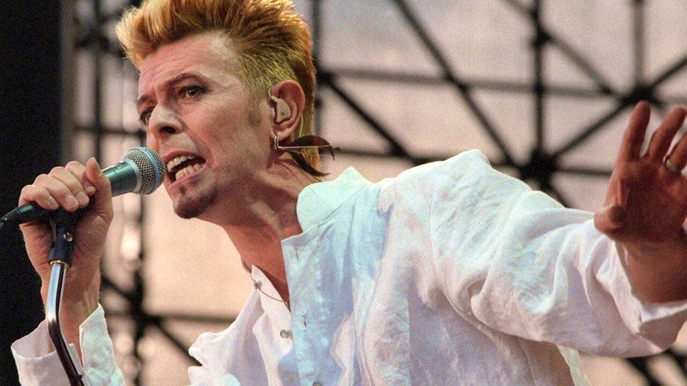 ARCHIV - Der britische Musiker David Bowie tritt beim Festival "Go Bang" auf dem Lübecker Flughafen Blankensee auf. Foto: Markus_Beck/dpa