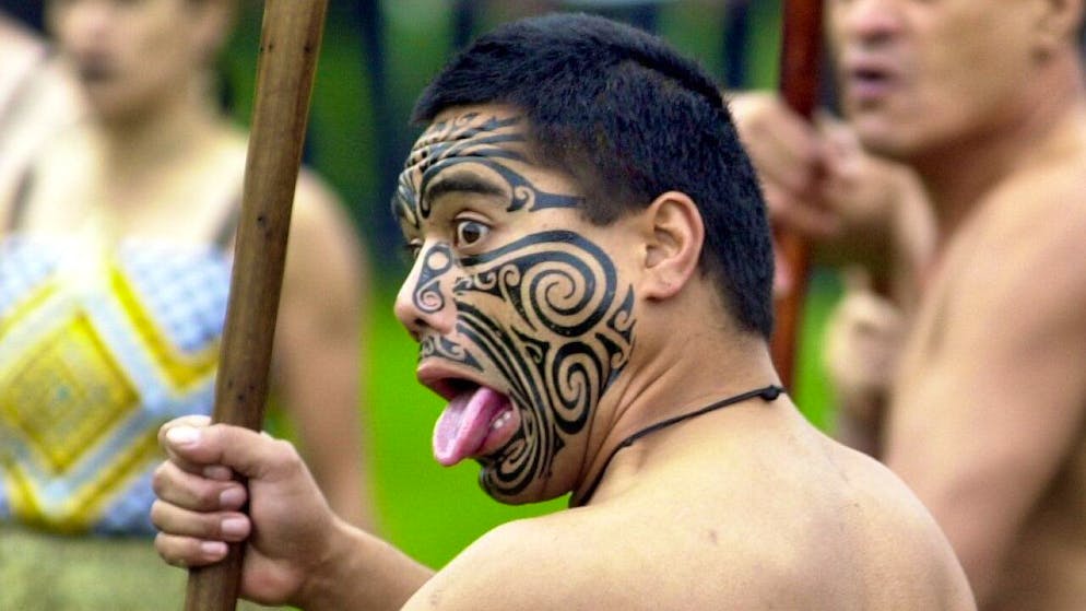 ARCHIV - Ein neuseeländischer Maori vom Stamm der Te Atiawa begrüßt einen hohen Gast mit der traditionellen Empfangsgeste Whakawaha. Foto: Ralf Hirschberger/dpa-Zentralbild/dpa
