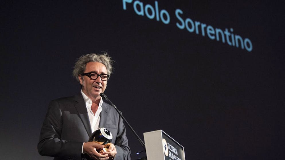 Der italienische Filmregisseur Paolo Sorrentino zeigt Schalk: Am 17. Zurich Film Festival erhielt er am Mittwoch den "A Tribute to"-Award für sein Lebenswerk. 1970 geboren, zählt er sich indes immer noch zu den jungen italienischen Regisseuren - und hofft auf weitere Auszeichnungen.