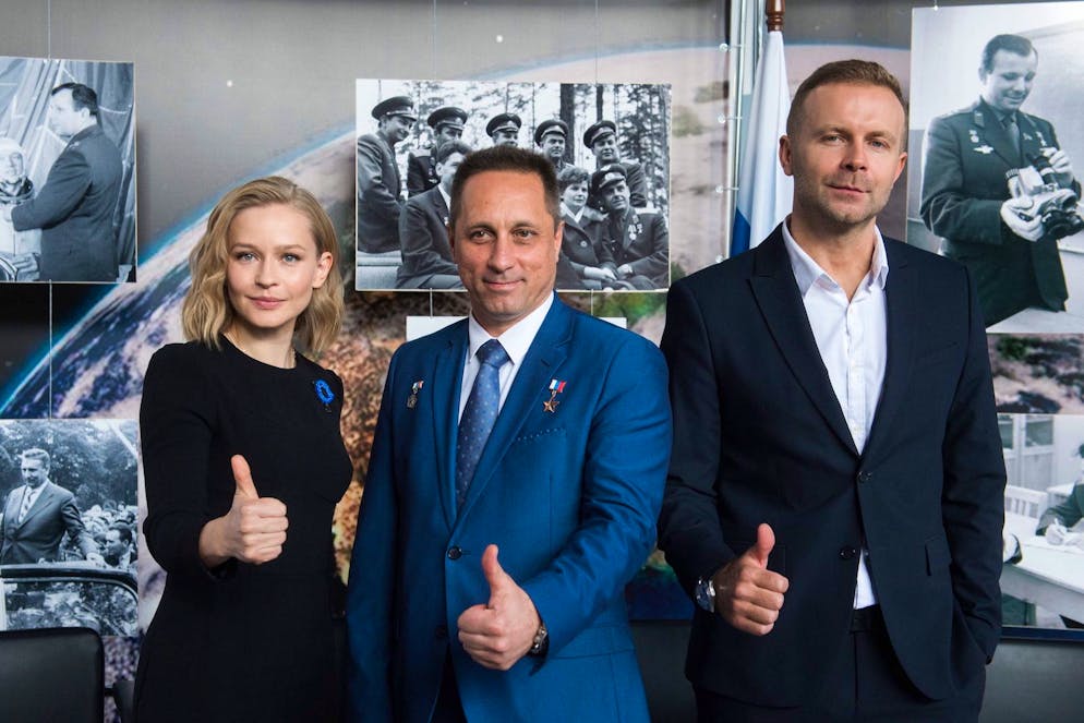Schauspielerin Julija Peressild, Kosmonaut Anton Schkaplerow (m.) und Regisseur Klim Schipenko (r.) sind drehbereit.