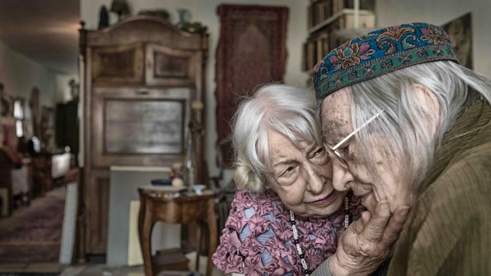 Der Anteil der Seniorinnen und Senioren an der Schweizer Wohnbevölkerung wächst - der Druck auf die Erwerbstätigen dadurch ebenfalls: In den letzten zehn Jahren ist der Anteil der Menschen im erwerbstätigen Alter in der Schweiz um 2,4 Prozentpunkte zurückgegangen (Symbolbild).