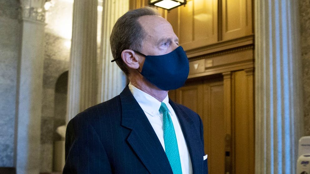 epa08896747 Republican Senator from Pennsylvania Pat Toomey walks from the Senate floor on Capitol Hill in Washington, DC, USA, 20 December 2020. After passing a two-day stopgap funding bill, Congress faces another deadline in order to avert a partial federal government shutdown. Leaders want to tie a COVID-19 stimulus relief package to a funding bill that would fund the government through September 2021. EPA/MICHAEL REYNOLDS