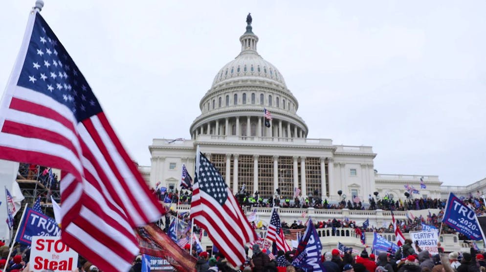 epa08923448 Pro-Trump protesters occupy the grounds of the West Front of the US Capitol, including the inaugural stage and viewing stands, in Washington, DC, USA, 06 January 2021. Protesters stormed the US Capitol where the Electoral College vote certification for President-elect Joe Biden took place. EPA/MICHAEL REYNOLDS