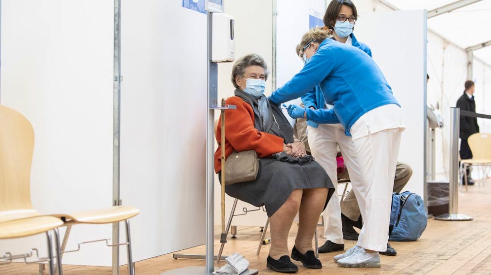 Rosmarie Michel, ehemalige Unternehmerin wird gegen das Covid-19 Coronavirus geimpft, im Referenz-Impfzentrum EBPI am Hirschengraben in Zuerich vor, aufgenommen am Montag, 4. Januar 2021. (KEYSTONE/Ennio Leanza)