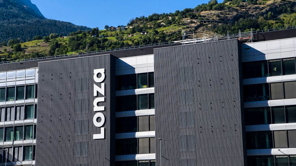 Lo logo de la Lonza en Valais est visible sur l'un des nouveaux batiments du site le jeudi 6 aout 2020 a Viege. Le projet Ibex est materialise par la construction de deux batiments, transformant l'industrie chimique qui s'etait installee dans la plaine du Rhone en industrie de la biotechnologie. (KEYSTONE/Jean-Christophe Bott)