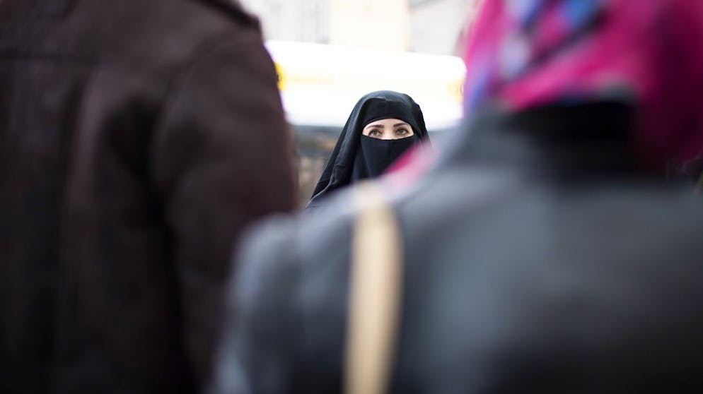 Anfang März entscheidet das Schweizer Stimmvolk über das sogenannte Burka-Verbot; eine Frau mit Niqab.