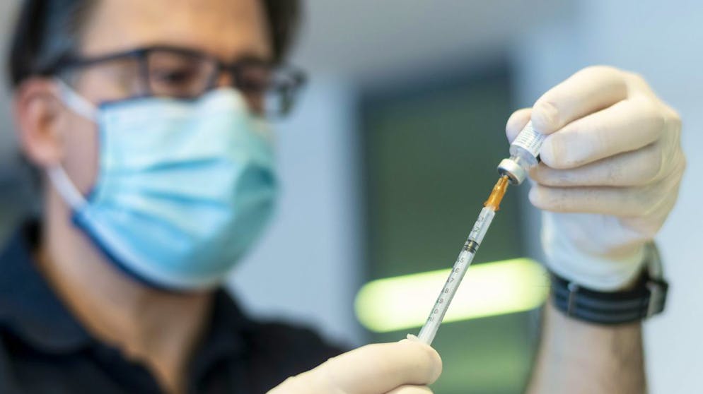 Arzt Daniel Blickensdorfer zieht die Impfspritze gegen das Covid-19 Coronavirus auf, aufgenommen am Montag, 11. Januar 2020 im Wohnzentrum Fuhr in Waedenswil. (Gesundheitsdirektion Kanton Zürich/KEYSTONE/Ennio Leanza)