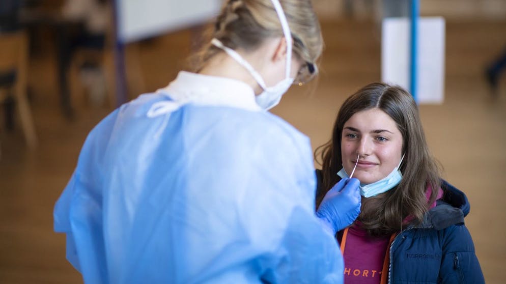 Eine Schuelerin unterzieht sich einem PCR Test, an der Evangelischen Mittelschule Schiers, am Freitag, 8. Januar 2021, in Schiers. In der Schule Malans, vor Ort und im Bildungszentrum Palottis wurden Mitarbeitende und Schueler freiwillig auf das Coronavirus getestet. Dies im Rahmen eines Pilotversuches. (KEYSTONE/Gian Ehrenzeller)