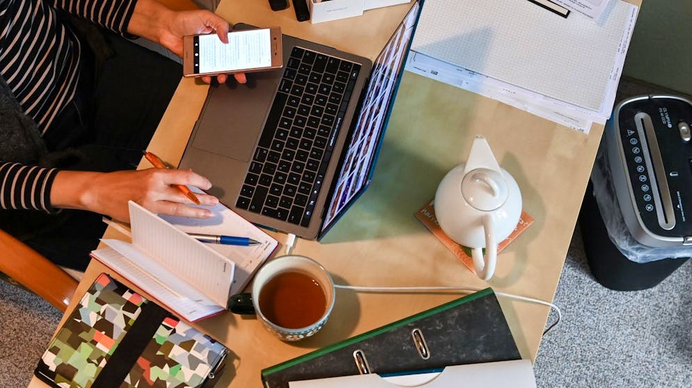 ARCHIV - 10.10.2020, Berlin: ILLUSTRATION - Ein Frau arbeitet in Homeoffice. Finanzpolitiker der großen Koalition haben sich nach einem Medienbericht auf eine Entlastung für Arbeitnehmer geeinigt, die in der Corona-Pandemie viel von zu Hause aus arbeiten müssen. (zu dpa
