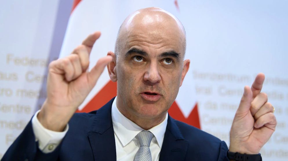 Bundesrat Alain Berset spricht waehrend einer Medienkonferenz des Bundesrates zur aktuellen Lage im Zusammenhang mit dem Coronavirus, am Freitag, 11. Dezember 2020, im Medienzentrum Bundeshaus in Bern. (KEYSTONE/Anthony Anex)