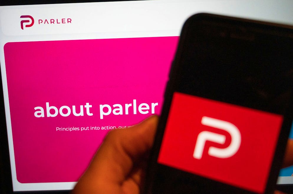 Die bei Anhängern des abgewählten US-Präsidenten Donald Trump beliebte Social-Media-Plattform Parler ist von Amazon-Servern rausgeflogen.