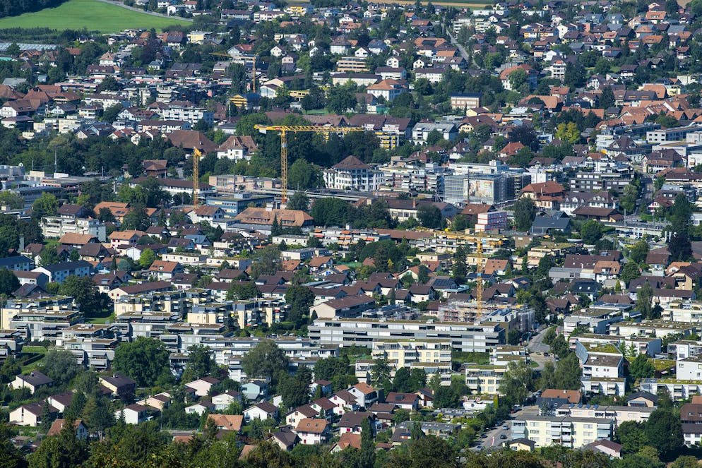 Sicht auf die Gemeinde Muensingen vom Hintere Chlapf aus, am Donnerstag, 6. August 2020, oberhalb von Gerzensee. Die Gemeinde zaehlt rund 12 700 Einwohner und liegt auf 541 Meter ueber Meer im Aaretal. (KEYSTONE/Peter Schneider)