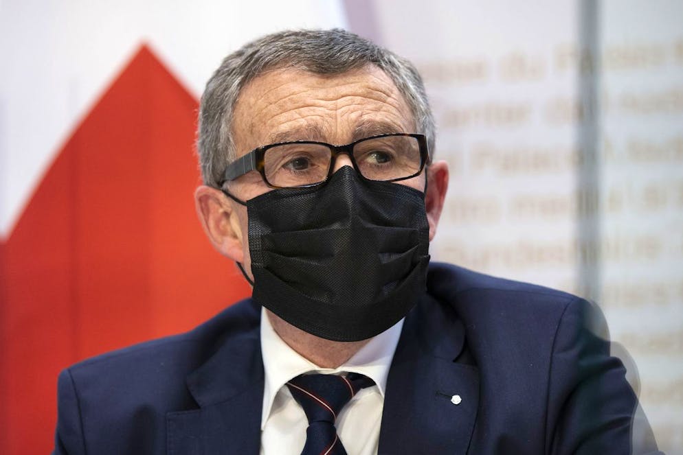 Ernst Stocker, Vorsteher der Finanzdirektion des Kantons Zuerich und Praesident der Konferenz der kantonalen Finanzdirektorinnen und Finanzdirektoren, links, spricht waehrend einer Medienkonferenz des Bundesrates zur aktuellen Lage im Zusammenhang mit dem Coronavirus, am Mittwoch, 13. Januar 2021, in Bern. (KEYSTONE/Peter Klaunzer)