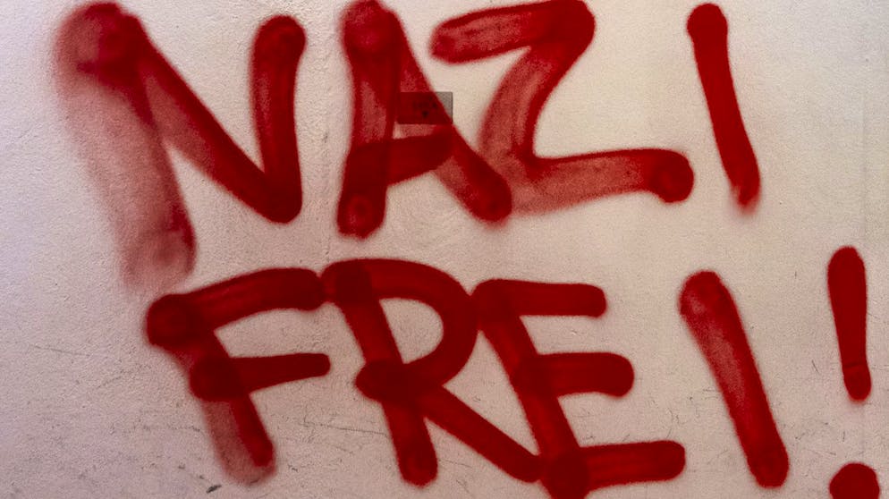 Das an eine Hauswand gesprayte Motto der Kundgebung Basel Nazifrei in Basel, am Samstag, 28. November 2020. (KEYSTONE/Georgios Kefalas)