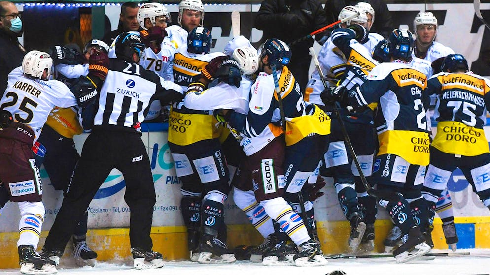 The two teams during a fight at the end of the match, during the preliminary round game of National League A (NLA) Swiss Championship 2020/21 between HC Ambri Piotta and HC Geneve-Servette at the ice stadium Valascia in Ambri, Switzerland, Tuesday, January 12, 2021. (KEYSTONE/Ti-Press/Alessandro Crinari)