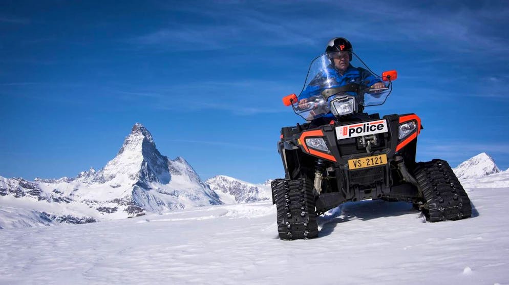 Lo sforzo contro l'abuso delle motoslitte è comune: il Vallese la polizia ha creato un'unità speciale per gli interventi in montagna