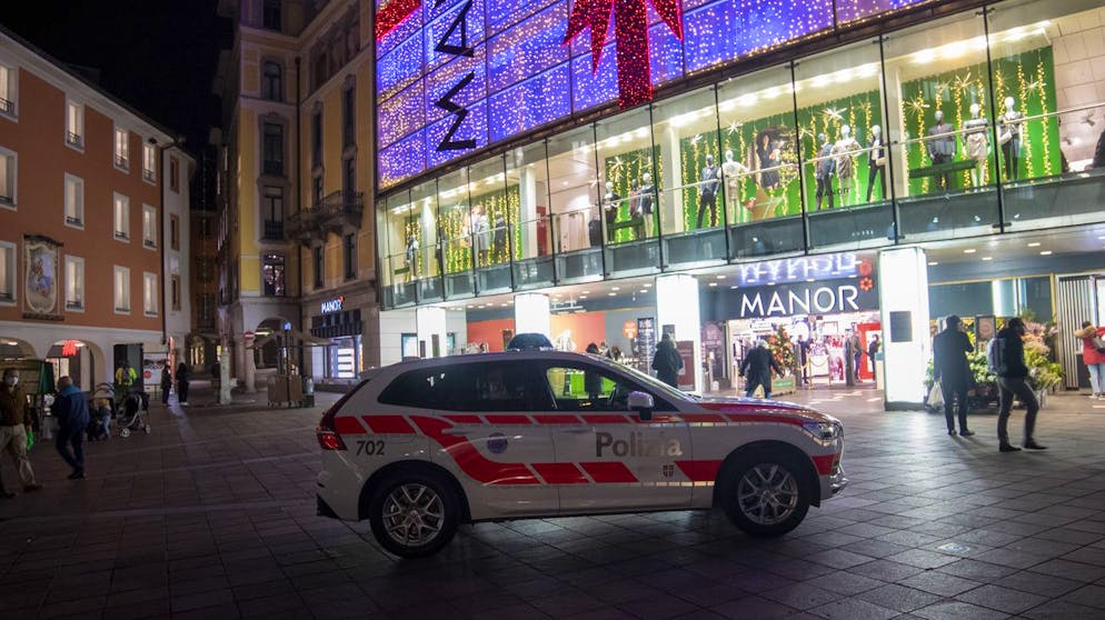 Das Kaufhaus Manor an der Piazza Dante in Lugano am Dienstag, 24. November 2020. Am Nachmittag kurz nach 14.00 Uhr ist es im Kaufhaus zu einer Messerstecherei gekommen. Wie die Tessiner Kantonspolizei mitteilte, handelt es sich bei der Taeterin um eine 28-jaehrige Schweizerin. Eine Person wurde schwer verletzt. Die Behoerden vermuten bei der Tat einen terroristischen Hintergrund. (KEYSTONE/Ti-Press/Pablo Gianinazzi)