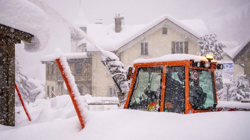 Eine Schneefraese befreit eine Strasse im Dorf Goeschenen im Kanton Uri bei starkem Schneefall, am Donnerstag, 14. Januar 2021. (KEYSTONE/Urs Flueeler)