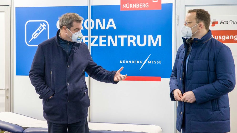 11.12.2020, Bayern, Nürnberg: Markus Söder (l, CSU), Ministerpräsident von Bayern, und Jens Spahn (CDU), Bundesgesundheitsminister, besuchen das Nürnberger Corona-Impfzentrum auf dem Nürnberger Messegelände. Die Politiker informierten sich über den Verlauf des Aufbaus und den Stand der Vorbereitungen. Foto: Daniel Karmann/dpa-POOL/dpa +++ dpa-Bildfunk +++ (KEYSTONE/DPA/Daniel Karmann)