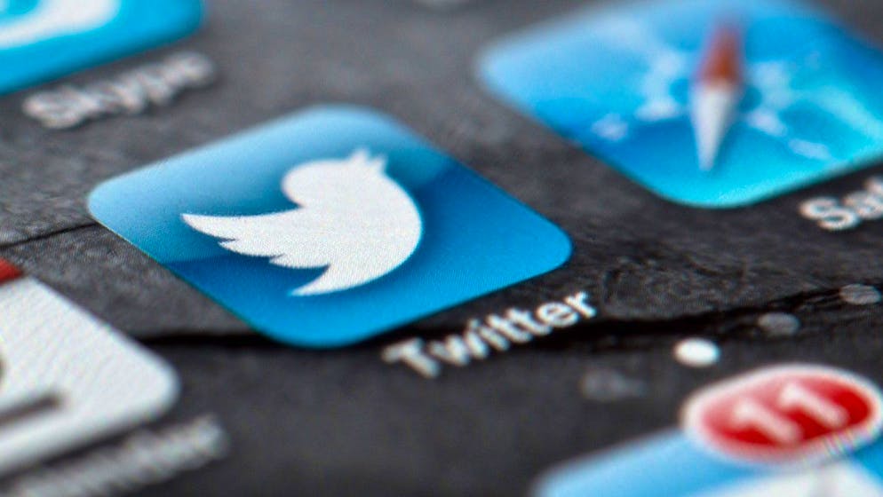 ARCHIV - 03.02.2013, Berlin: Das Display eines Smartphones zeigt das Logo des Kurznachrichtendienstes Twitter. Twitter hat das Konto des abgewählten US-Präsidenten Donald Trump nach eigenen Angaben dauerhaft gesperrt. Foto: Soeren Stache/dpa +++ dpa-Bildfunk +++ (KEYSTONE/DPA/Soeren Stache)