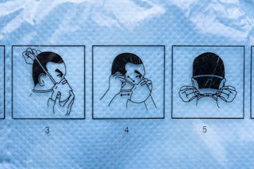 Eine Anleitung fuer das korrekte Aufsetzen einer FFP2 Atemschutzmaske, fotografiert am 25. Maerz 2020 in Zuerich. (KEYSTONE/Christian Beutler)