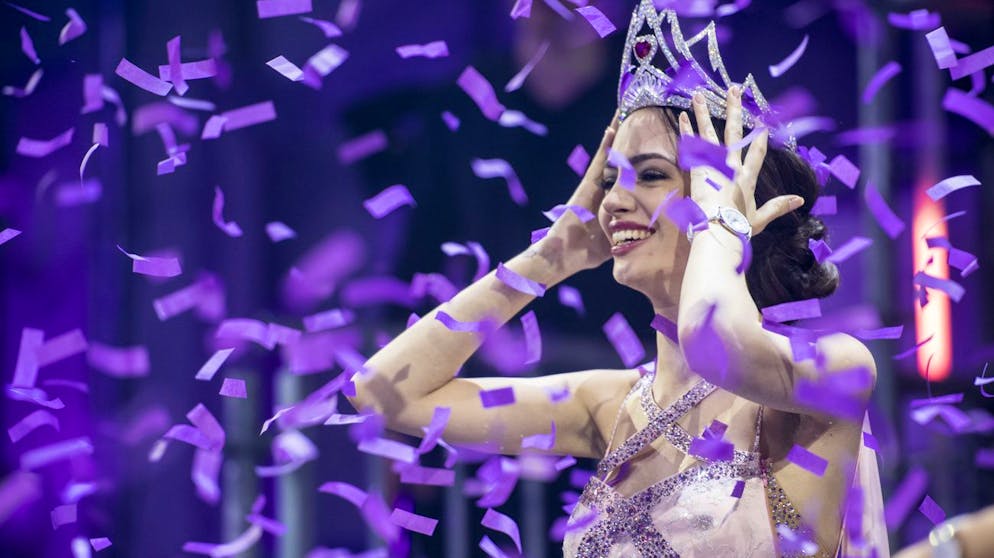 Jastina Doreen Riederer freut sich bei ihrer Kroenung zur neuen Miss Schweiz 2018, aufgenommen am Samstag, 10. Maerz 2018 in der Trafohalle in Baden. (KEYSTONE/Ennio Leanza)