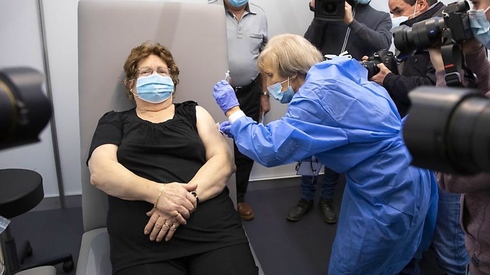 Die Impfkampagne gegen das Coronavirus ist im Kanton Bern angelaufen. Für Senioren kann die Anmeldung eine gewisse Herausforderung darstellen.