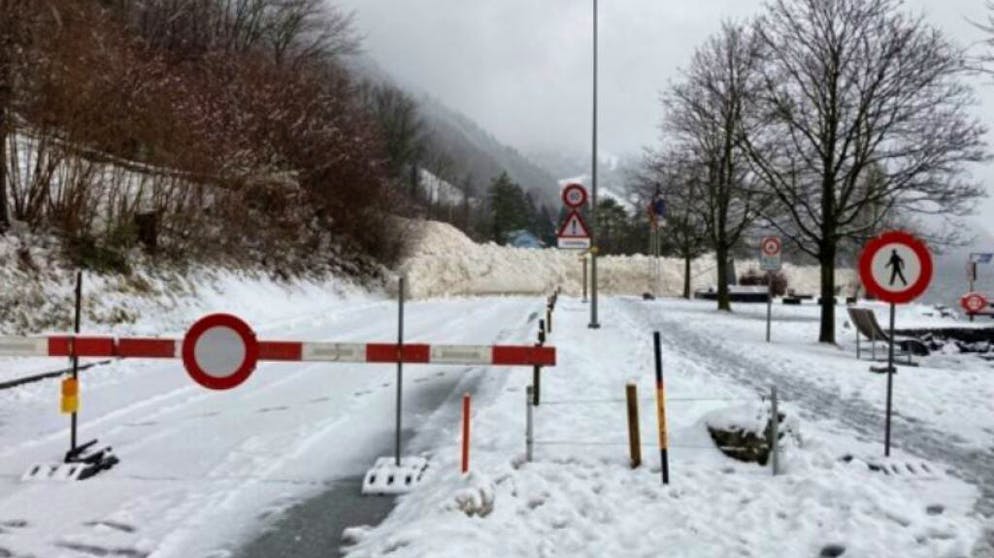 Die Fischlaufwi-Lawine verschüttete im Kanton Uri die Strasse von Seedorf nach Bauen.