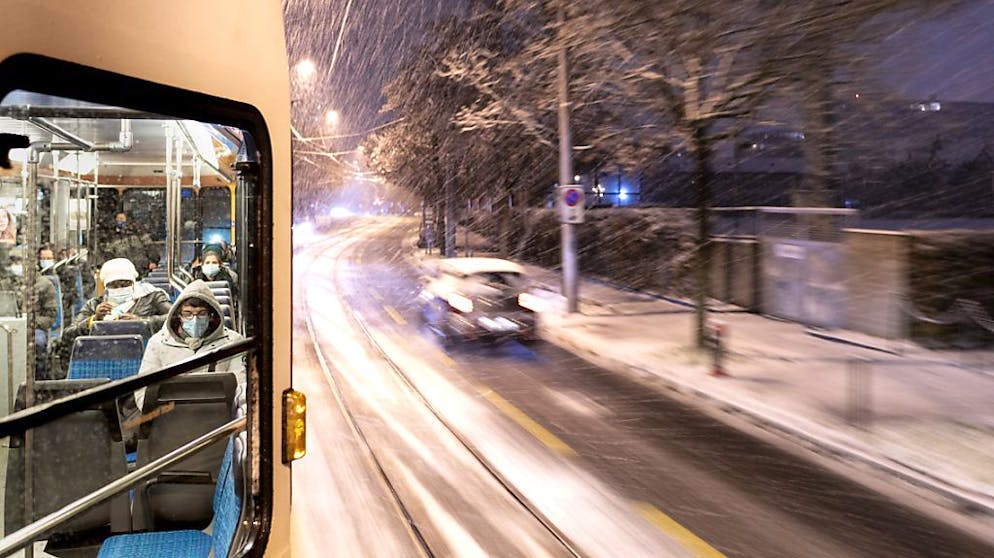 Ganz so viel Schnee wie in Zürich ist in Basel nicht gefallen, trotzdem ist das Tram- und Busnetz der BVB beeinträchtigt.