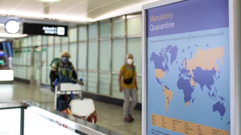 Ein Plakat weist auf die Obligatorische Quarantaene bei der Einreise aus bestimmten Laendern, bei der Ankunft am Flughafen Zuerich, aufgenommen am Dienstag, 21. Juli 2020. (KEYSTONE/Alexandra Wey)