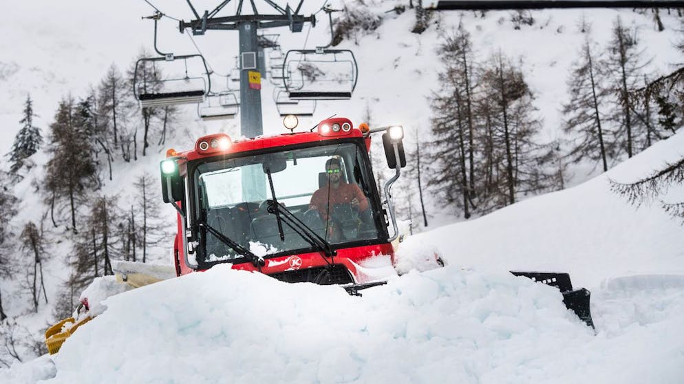 Ein Pistenfahrzeug bei der Vorbereitung der Pisten fuer die Eroeffnung der Skisaison, das Skigebiet Airolo-Pescium wird aufgrund der starken Schneefaelle der letzten Tage fruehzeitig eroeffnet, am Donnerstag, 28. November 2019, bei Airolo. (KEYSTONE/Ti-Press/Alessandro Crinari)