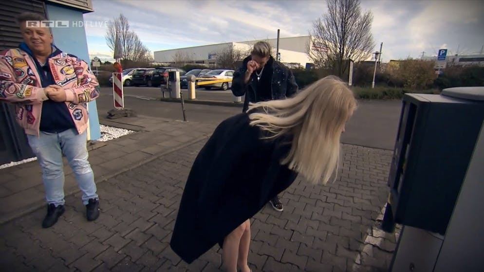 Die drei KandidatInnen beim Einzug ins Studio. Wo sind die Helikopter? Wo sind die Rangers? Wo ist die Leibesvisitation?