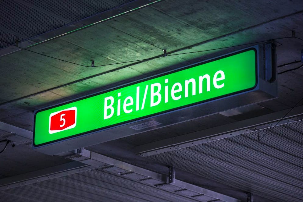 Ein beleuchtetes Verkehrsschild im Laengholztunnel zeigt die Ausfahrt Biel / Bienne an, bei der Eroeffnung der Ostast A5 Umfahrung von Biel, am Freitag, 27. Oktober 2017 in Biel. (KEYSTONE/Peter Klaunzer)