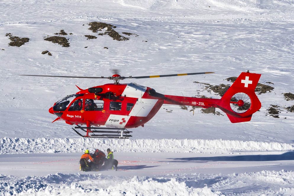 Un helicoptere de la Rega debarque des secouristes sur la zone lors d'un exercice avalanche organise par Rega et le Secours alpin romand (SARO) sur le Glacier 3000 le vendredi 6 decembre 2019 aux Diablerets. (KEYSTONE/Jean-Christophe Bott)