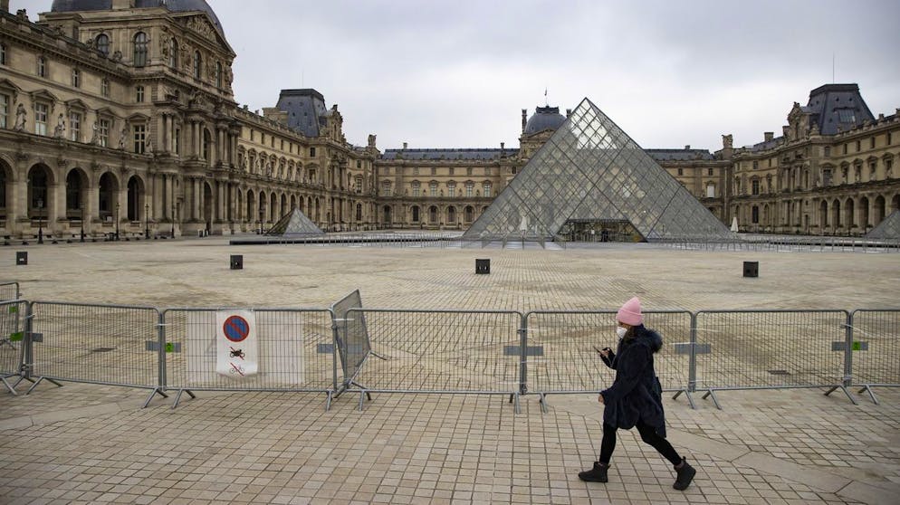 epa08924851 Metal barriers block the access to the pyramids of the Louvre museum in Paris, France, 07 January 2021. Cultural sites including museums, cinemas and theatres were originally due to reopen on 07 January 2021 after shutting on 28 October 2020 as part of the second lockdown, but the government decided to put the reopening plans on hold due to the surge in covid-19 cases. EPA/IAN LANGSDON